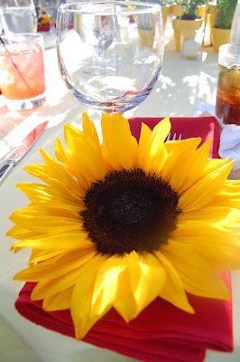 Yellow and red - perfect colors for an outdoor wedding.