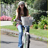 Miley e Emily Osment andando de bicicleta