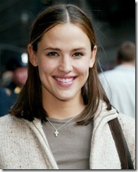 jennifer-garner-wearing-cross