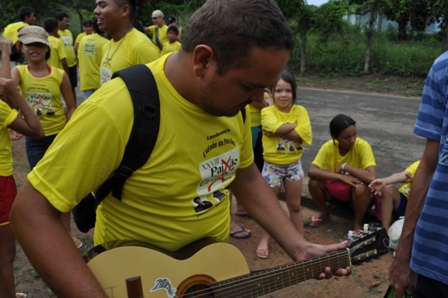 Os cantores e tocadores mais desafinados do mundo, aproveitando a multidão para se apresentar