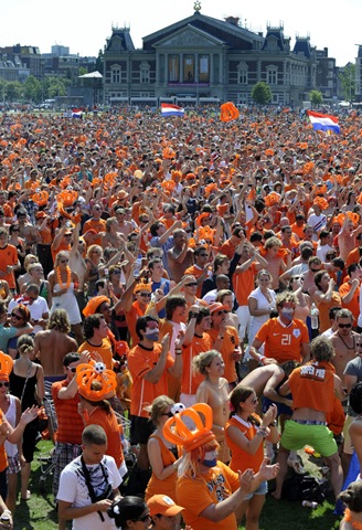 [Dutch fans[7].jpg]