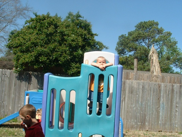 [20100326_ClimbingOnPlayset092.jpg]