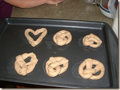 20091104_MakingPretzels05