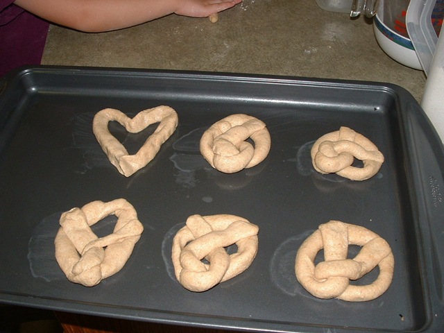 [20091104_MakingPretzels05[3].jpg]