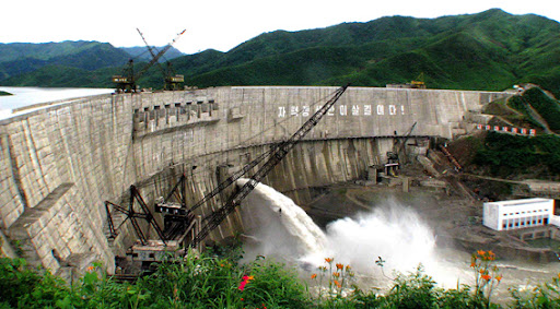 Fotos de las Crónicas de Un Viaje a Corea Central%20Hidroelectrica%20Ejercito-Pueblo%20Kumyagang