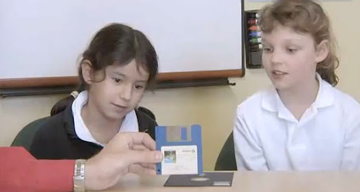 Des technologies du passé présentées à des enfants
