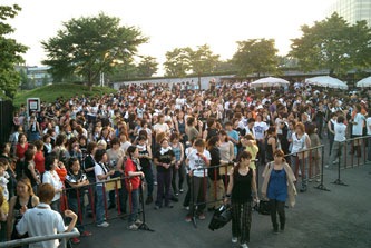 [j-ax-ext-crowd[3].jpg]