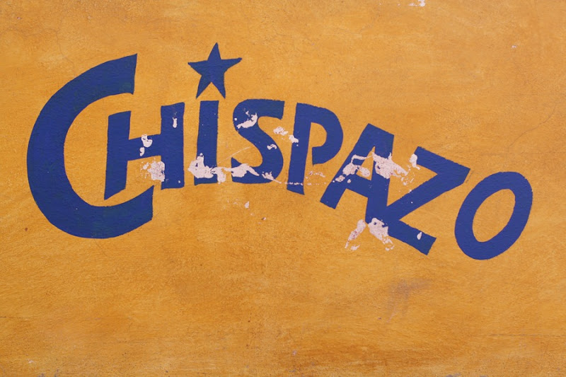 Chispazo blue against yellow
