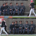 grupo-de-policias-vigilando-a-unas-sospechosas.jpg