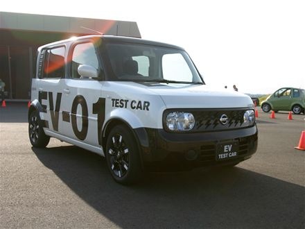 [0808_03_z+nissan_cube_electric_vehicle_prototype+front_three_quarter_view[3].jpg]