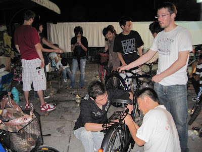 Buying bikes for 125 yuan each, basket included! The whole process took 5 hours total, from start of negotiations to everyone arriving home.