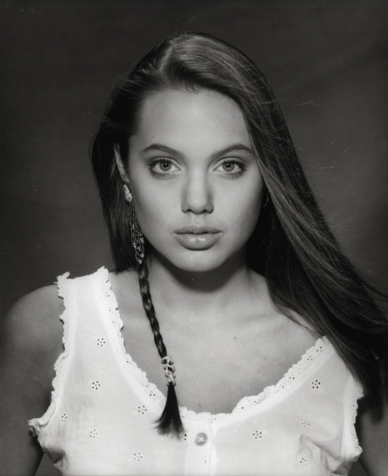 [Angelina Jolie 15 years old bikini pics (3)[2].jpg]