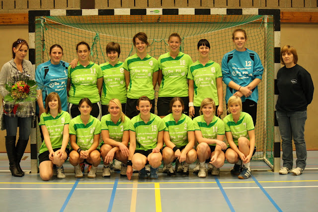 Saskia, Nele De Smedt, Niki De Prins, Linde De Bruyne, Jade Van den Bonne, Stephanie Van den Velde, Michelle Smekens, Hilde Van BovenRuth Uyttendaele, Magali Meltens, Catherine Arijs, Birthe Van Der Veken, Sofie Van Hout, Shanna Van Gucht, Yana Aelbrechtniet op foto: Ilse Uyttendaele, Gerty Clottemans