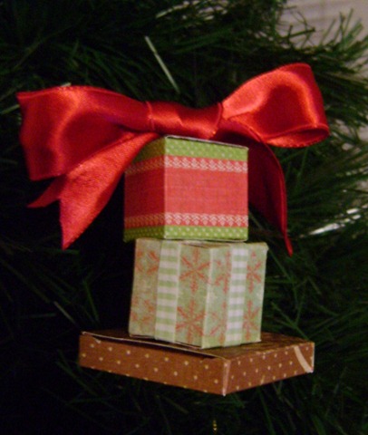 [present ornament[4].jpg]