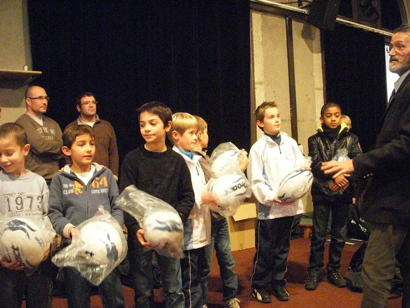 Pour leur assiduit&eacute; plusieurs joueurs de chaque cat&eacute;gorie recoivent un ballon  marqu&eacute; CSV