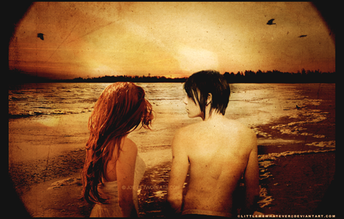 enamorados mirando el mar