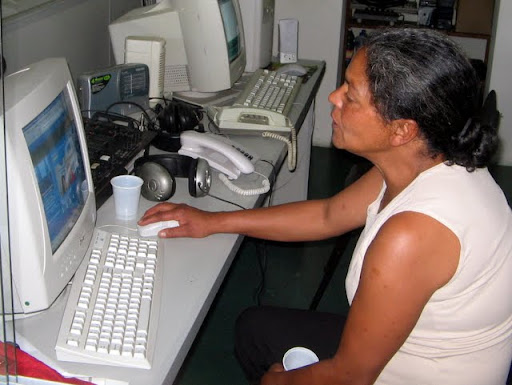 Dona Marlene fingindo que entende de computador (foto de 2008)