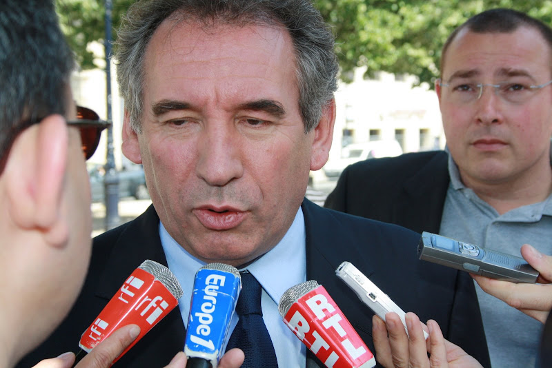 François Bayrou aux allées Tourny jeudi 28 mai 2009 IMG_2658