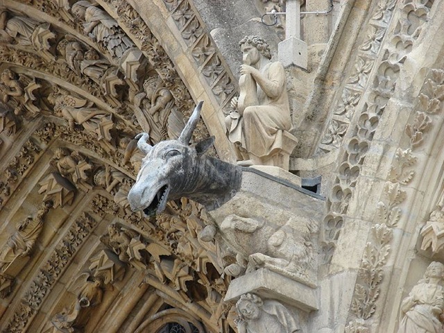 [800px-Gargula_Catedral_Reims[4].jpg]