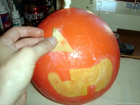 [applying-face-to-paper-mache-pumpkin-thumb-280x210[2].jpg]