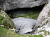cueva con lago helado. hielo verde