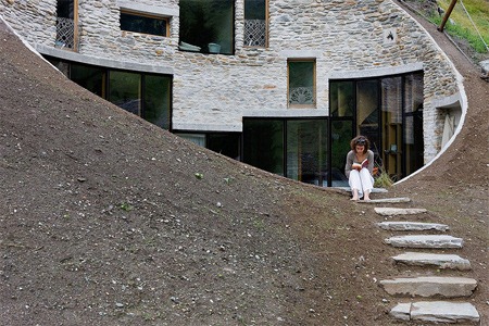 منزل مذهل تحت الأرض في سويسرا ياللهول!!!!!!!! Villa02%5B2%5D