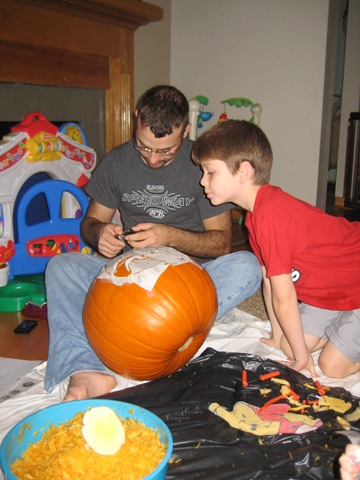 [10.31.2009 Pumpkin Carving (20)[3].jpg]