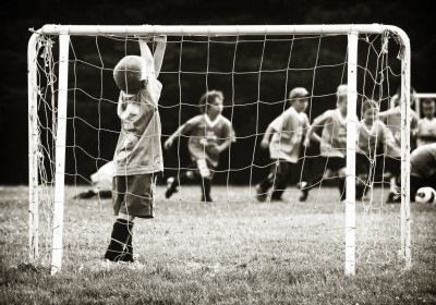[ninos_jugando_partido_futbol_hierba[4].jpg]