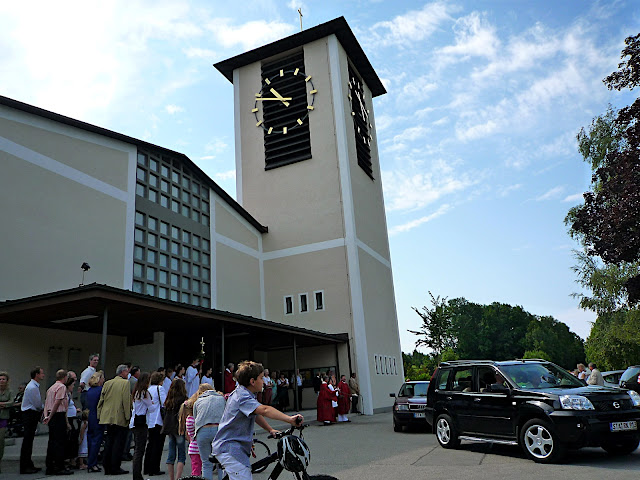 Fahrzeugsegnung vor der Kirche