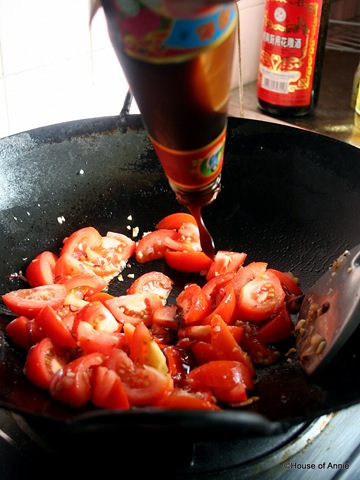 [addin oyster sauce to tomatoes.jpg]