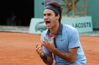 Roger Federer, vainqueur du tournoi de roland-Garros 2009, entre dans l'Histoire du tennis