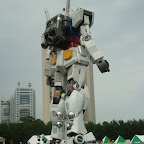 Bien que valio la pena el vagón del metro, llegamos para ver el Gundam tamaño real (18 metros de altura) al menos yo si soy bien fan.