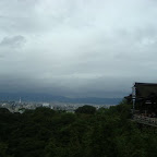 Sólo para que se den una idea de lo lejos que estamos de la ciudad. Allá a la izquierda esta una torre parecida a la Torre de Tokyo. Y de nuevo, todo esta tupido de árboles acá arriba.