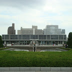 Aquí se pueden observar varios elementos al mismo tiempo. La flama de la paz y el lago de la paz principalmente. Al fondo se ubica la edificio principal al museo por la paz de Hiroshima.