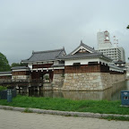 PERO ANTES DE ENTRAR AL MUSEO visitamos un castillo más. Estaba a sólo unos cuantos minutos del museo así que decimos pasar primero aquí. El puente y la laguna se ven muy bien :) el clima fue excelente en Hiroshima.