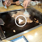 Preparando el Okonomiyaki, claro los únicos que entendieron fue Kousuke y su amiga.