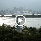 La bahía de Odaiba, se alcanza a ver una replica de la estatua de la libertad y también el Rainbow Bridge. Lo nombraron así porque tiene luces y se prenden en diferentes epócas y horarios del año.