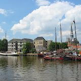 Ein alter Hafen mit vielen alten Segelschiffen