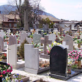 Viele Blumen auf dem Friedhof