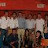 Con un gruppo di amici festeggia il suo 34° compleanno