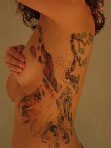 [japanese-koi-ribcage-tattoo[7].jpg]