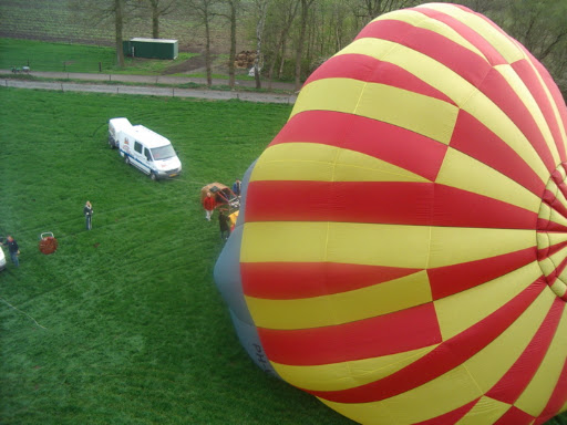 Ballonvaart op 14-04-2004 vanuit Harfsen over het landschap in gelderland.