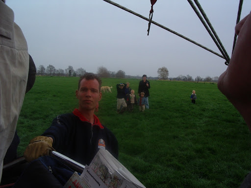 Ballonvaart op 14-04-2004 vanuit Harfsen over het landschap in gelderland.