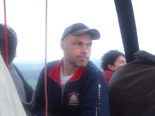 Ballonvaart op 14-04-2004 vanuit Harfsen over het landschap in gelderland.