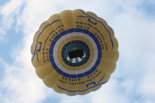 Para dropping tijdens een ballonvaart van Almelo naar Neede