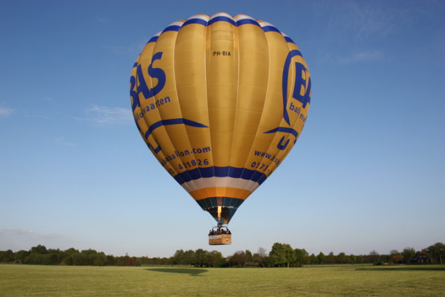 Parachutisten springen uit luchtballon boven Diepenheim tijdens een ballonvaart van Exel naar Haaksbergen