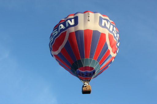 Huwelijks aanzoek tijdens vip ballon vaart in Utrecht met champagnedoop op het strand