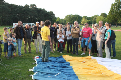 Ballonvaren met 14 personen vanuit het Goffertpark in Nijmegen over Malden naar Groesbeek ( Bredeweg )