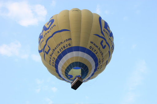 Ballonvaren met 14 personen vanuit het Goffertpark in Nijmegen over Malden naar Groesbeek ( Bredeweg )