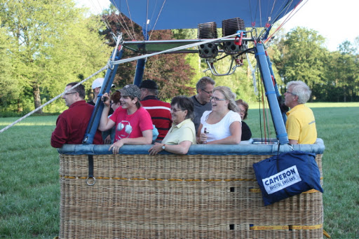Negen persoons ballonvaart van Bilthoven over Utrecht naar Hei en Boeicop met stralend blauwe lucht.